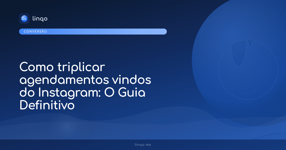 Profissional local olhando para o celular e sorrindo com notificações de agendamentos no Instagram