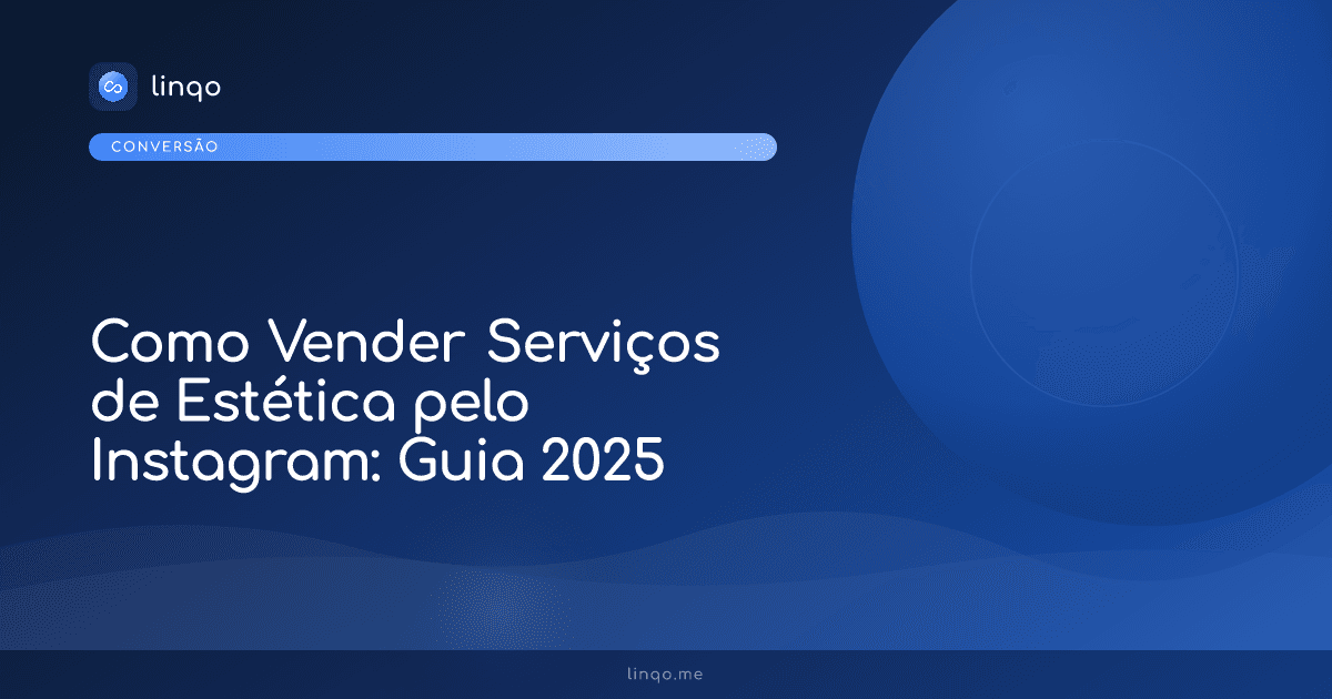 Profissional de estética usando o celular para organizar agendamentos do Instagram no seu consultório