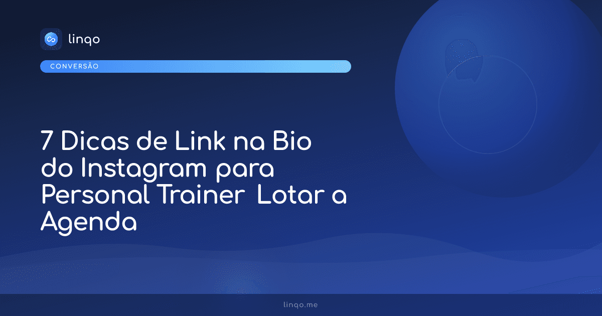 Personal trainer utilizando o smartphone na academia para organizar o link na bio do Instagram