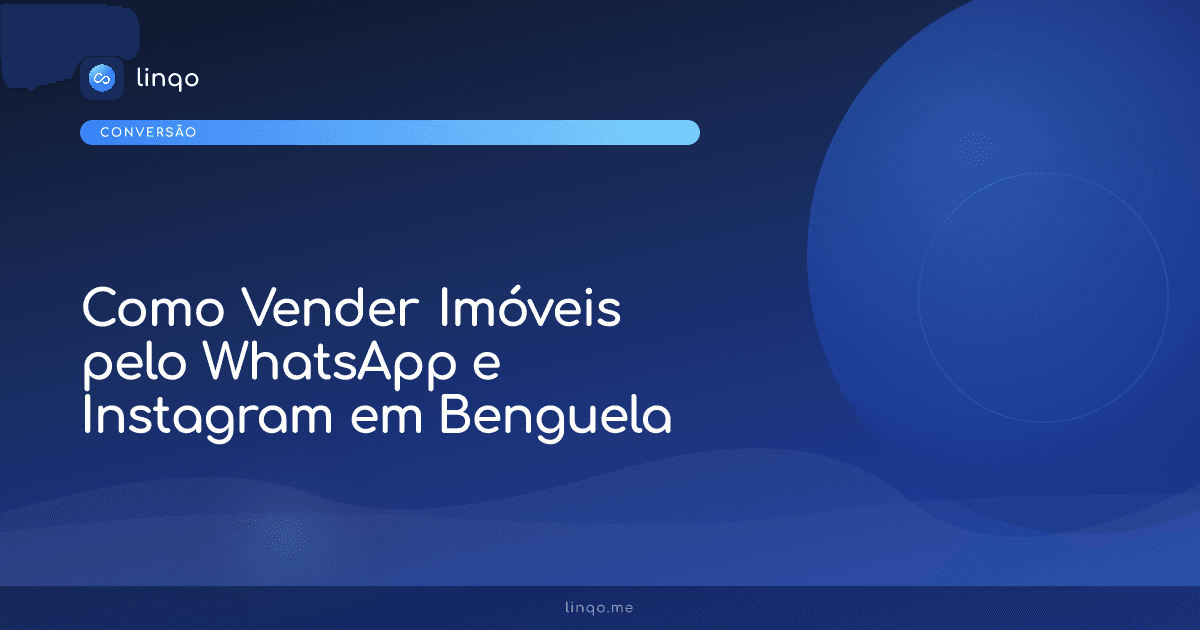 Corretor de imóveis apresentando uma propriedade em Benguela com smartphone mostrando WhatsApp e Instagram