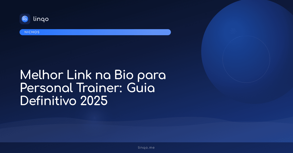 Personal trainer segurando smartphone na academia mostrando sua página de link na bio