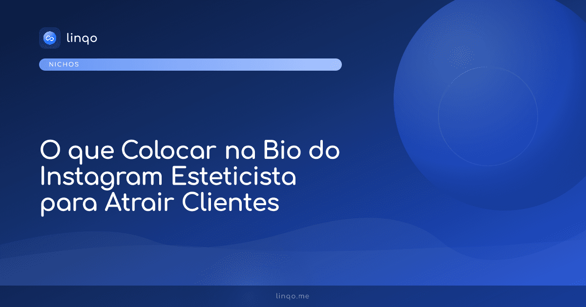 Esteticista organizando perfil profissional no smartphone dentro de uma clínica moderna
